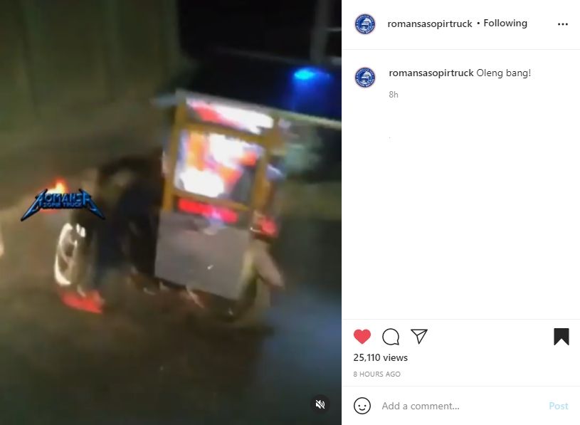 Pemotor goyang oleng malah cium bokong truk. (Instagram)