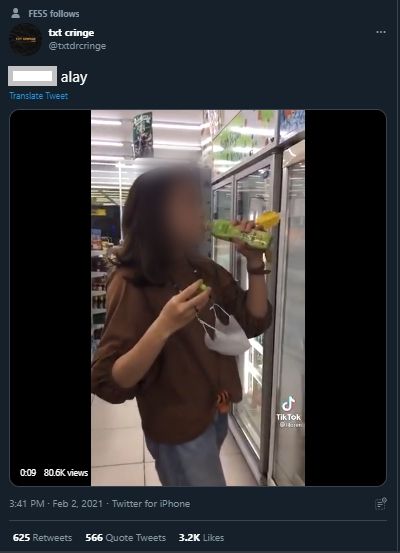 Kebangetan, remaja cicipi minuman kemudiam dikembalikan ke kulkas minimarket. (Twitter/@txtcringe)