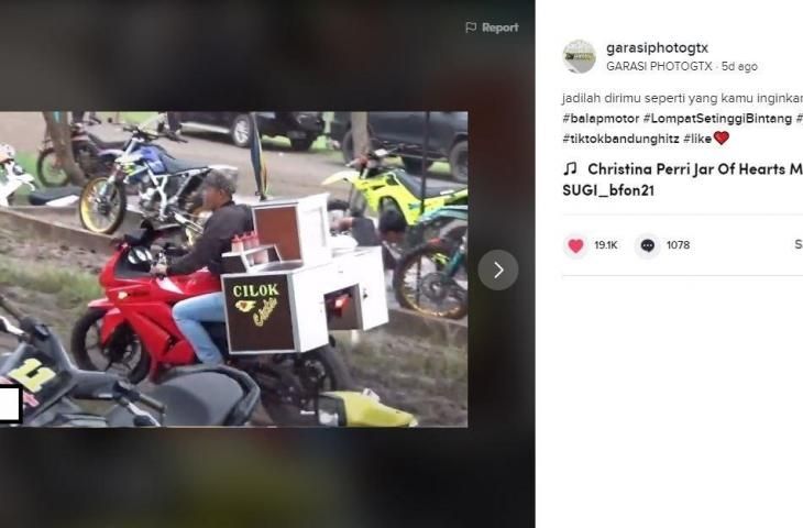 Penjual cilok dengan motor sport ini bikin netizen salfok. (TikTok/ @garasiphotogtx)