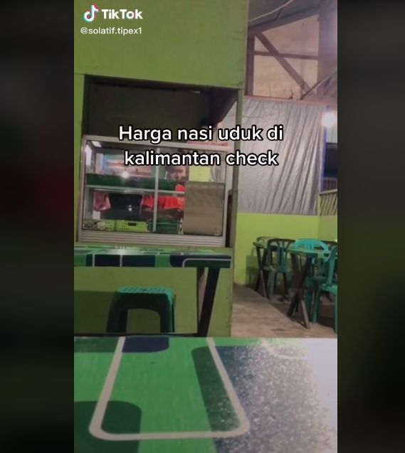 Video pria beli nasi uduk di Kalimantan. (TikTok/solatif.tipex1)
