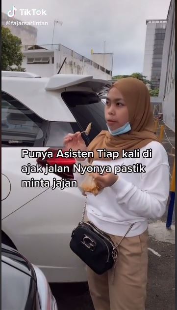 wanita ini tak izinkan asisten pribadinya makan di dalam mobil (Tiktok @fajarsariintan)
