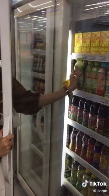 Aksi cewek kembalikan minuman yang sudah diminum. (Tiktok/@llloren)