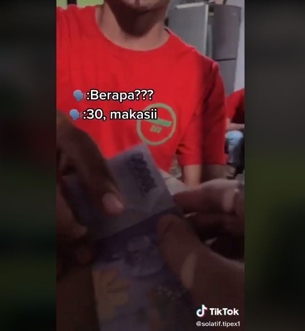 Video pria beli nasi uduk di Kalimantan. (TikTok/solatif.tipex1)
