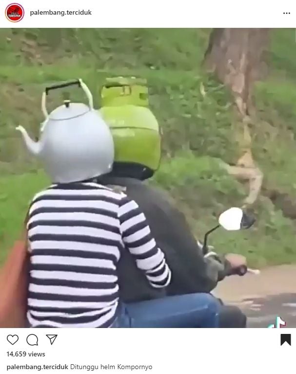 Helm pemotor bikin salah fokus. (TikTok/@lovelyntang)