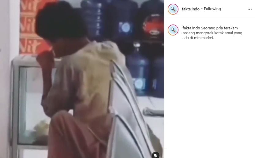 Video pemulung ambil uang dari kotak amal. (Instagram/fakta.indo)