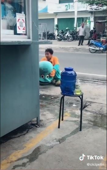 Viral pemuda bantu bocah yang jadi boneka badut. (Tiktok/@cicipelin)