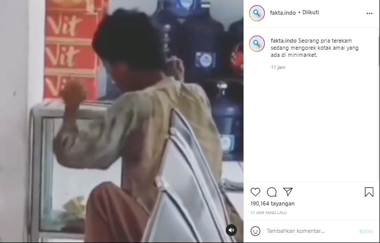 Viral video pria mengorek kotak amal pakai lidi (Instagram/Fakta.indo).