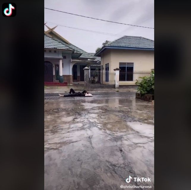 Wanita tiduran di tengah jalan pakai bantal (tiktok)