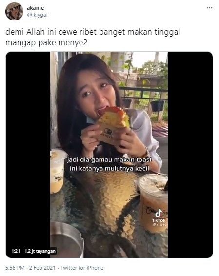 Cewek kesulitan makan sandwich toast (Twitter/ikiygai)