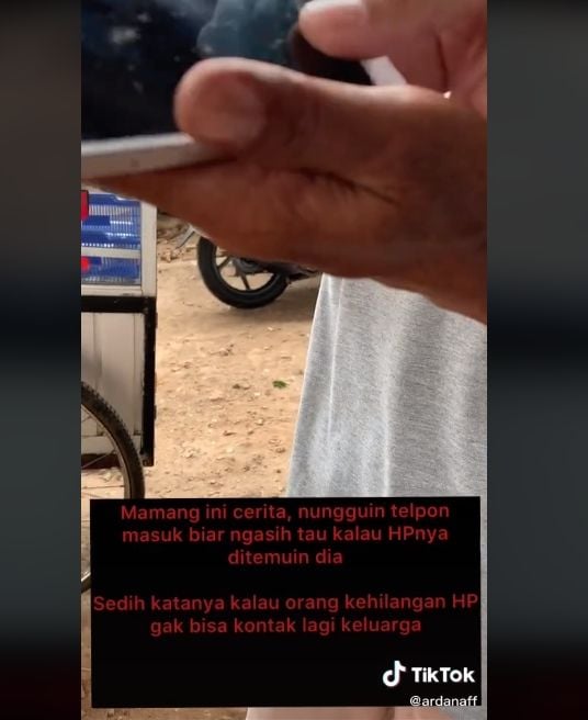 Video curhatan pemotor jatuhkan ponselnya di jalan. (TikTok/ardanaff)