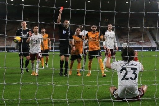 Bek Arsenal David Luiz (kanan) mendapatkan kartu merah saat menghadapi Wolverhampton Wanderers di Molineux stadium. Nick Potts / POOL / AFP