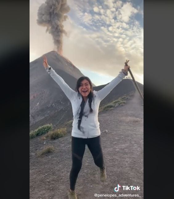 Video pendaki sibuk bikin konten saat gunung erupsi. (TikTok/penelopes_adventures_)