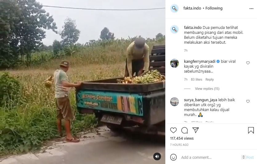 Video 2 pria buang pisang ke ladang. (Instagram/fakta.indo)