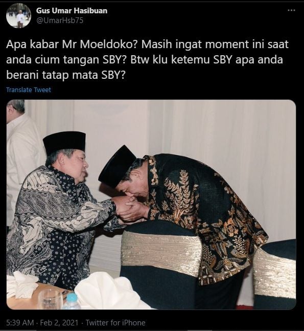 Beredar foto Moeldoko cium tangan SBY (Twitter/@umarhsb75).