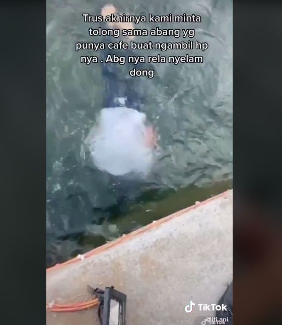 Video gadis main TikTok di tepi danau. (TikTok/iti.ani)