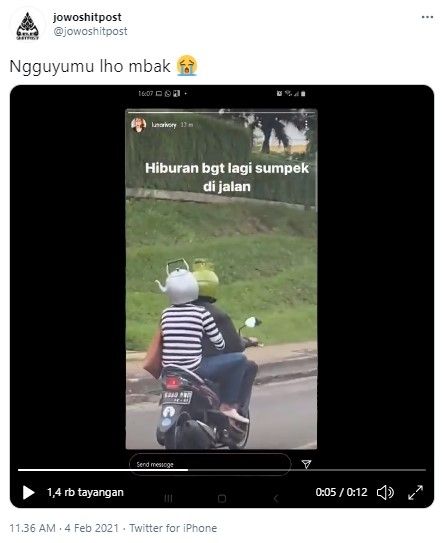 Sejoli naik motor pakai helm tabung gas dan cerek (Twitter/jowoshitpost)