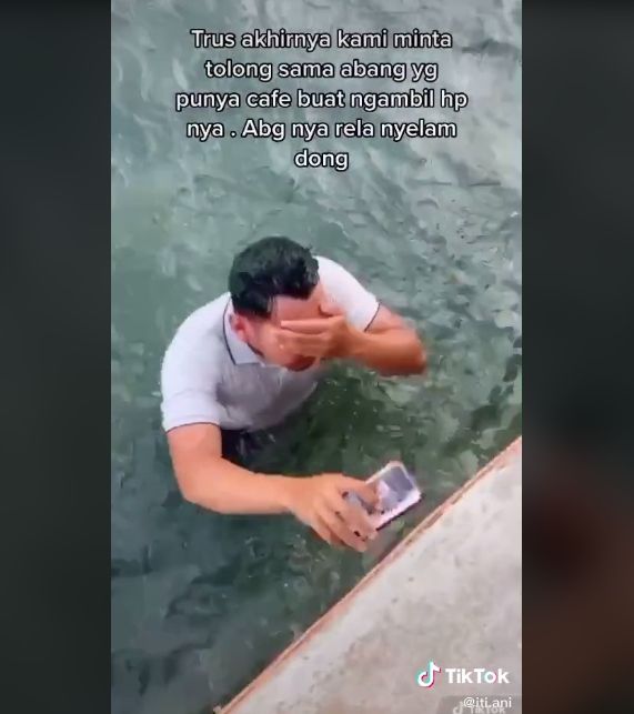 Video gadis main TikTok di tepi danau. (TikTok/iti.ani)