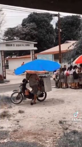 Viral pedagang sepi pelanggan, banjir doa dari warganet. (Tiktok/@maycelandreass)