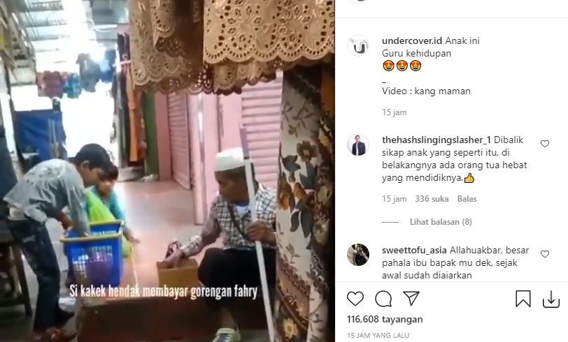 Bocah penjual gorengan sedekah ke seorang kakek. (Instagram/undercover.id)