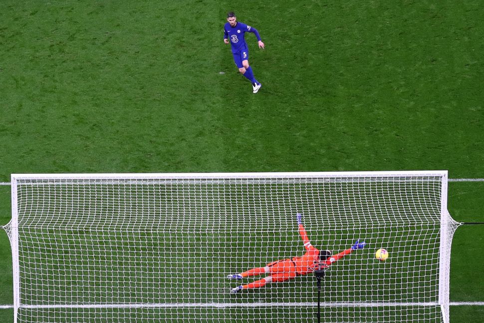 Gelandang Chelsea Jorginho, mencetak gol pembuka dari titik penalti selama pertandingan sepak bola Liga Premier Inggris antara Tottenham Hotspur melawan Chelsea di Stadion Tottenham Hotspur, Jumat (5/2/2021) dini hari WIB.  Clive Rose / POOL / AFP