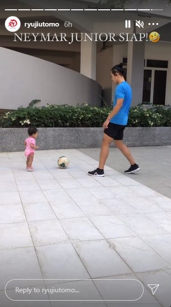 Ryuji Utomo latihan bareng anaknya yang disebut 'Neymar Junior'. (Instagram/ryujiutomo)