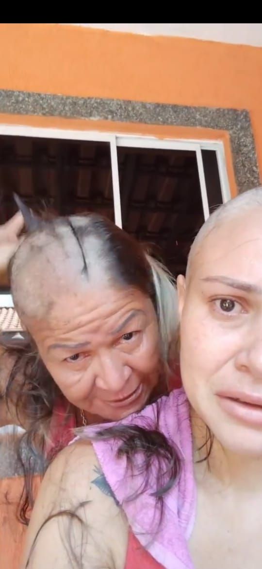 Ibu ikut botaki rambut (Facebook)