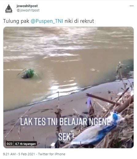 Pemuda menyamar jadi tanaman untuk tangkap biawak (Twitter/jowoshitpost)