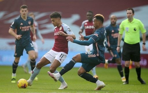 Pemain Aston Villa Ollie Watkins menghindari kejaran pemain Arsenal dalam laga Liga Premier yang berlangsung di Villa Park, Sabtu (6/2/2021). [AFP]