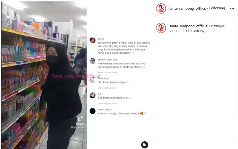 Video gadis coba parfum di swalayan. (TikTok/bhukuran38)