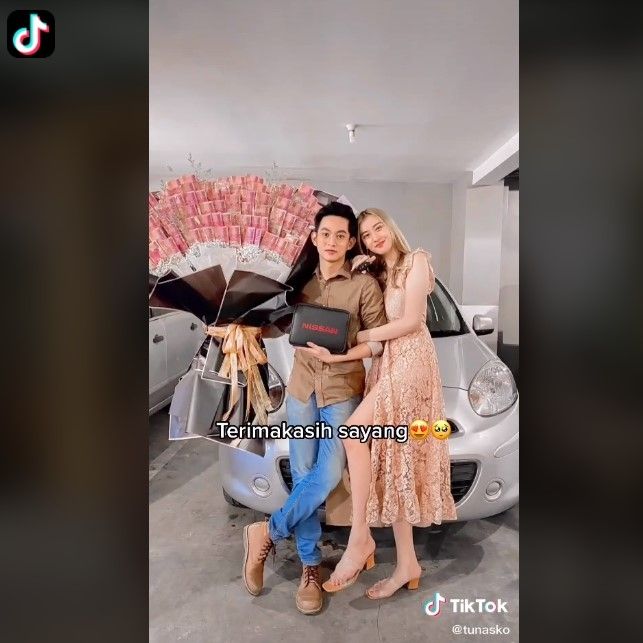 Dapat hadiah mobil dan buket uang dari pacar (tiktok/tunasko)