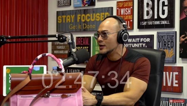 Diprotes Deddy Corbuzier gara-gara Pakai Tas Pink, Ivan Gunawan Ngegas. (YouTube/Deddy Corbuzier)