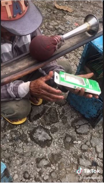 Seorang wanita memberikan charger baru pada kakek penjual basgor (TikTok @diannsarrii)