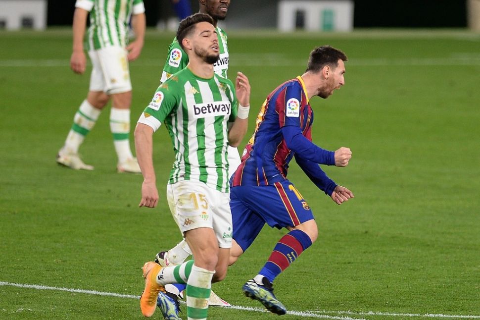 Penyerang Barcelona, Lionel Messi melakukan selebrasi setelah mencetak gol ke gawang Real Betis dalam laga pekan ke-22 Liga Spanyol (Real Betis vs Barcelona) di Stadion Benito Villamarin, Senin (8/2/2021) dini hari WIB. [CRISTINA QUICLER / AFP].