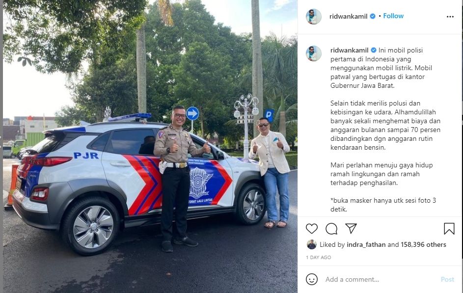 Ridwan Kamil bersama mobil listrik Hyundai Kona (Instagram)