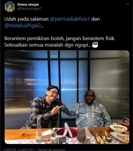 Denny Siregar mengunggah foto saat Abu Janda bertemu dengan Natalius Pigai. [Denny Siregar / Twitter]