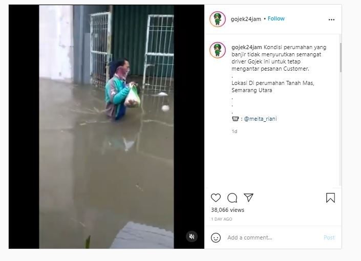 driver ojol ini jalan menembus banjir demi antar makanan (Instagram @gojek24jam)