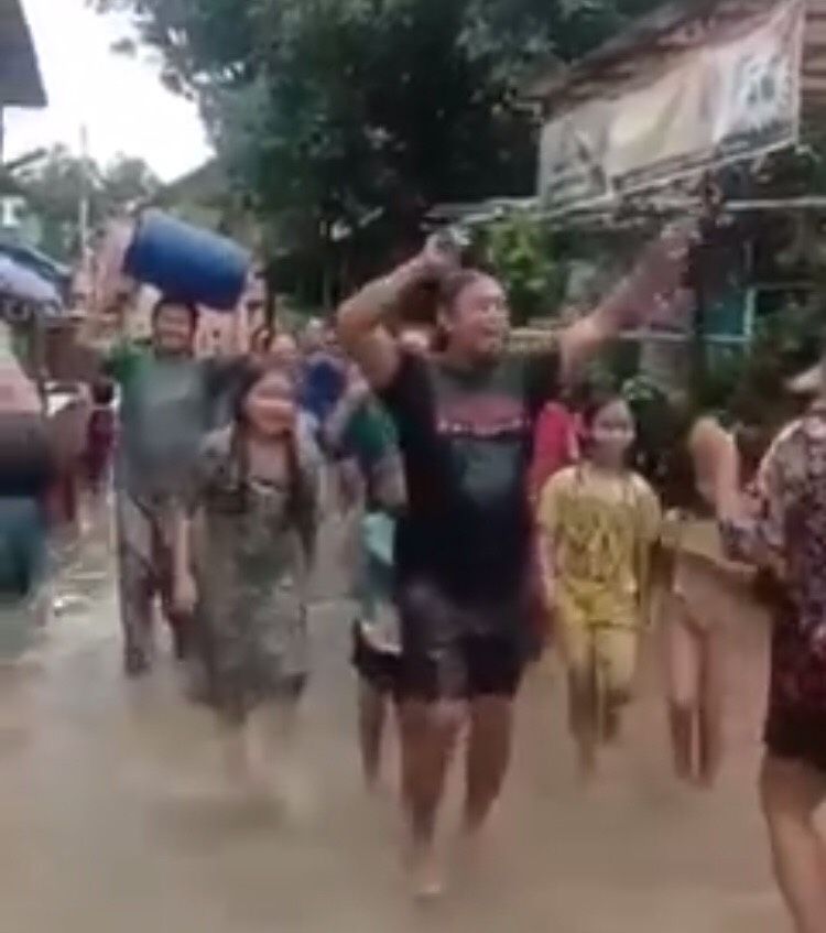 Tangkapan layar video puluhan warga bernyanyi dan bernyanyi di tengah banjir yang melanda kampung mereka di Kota Pekalongan, Senin (8/2/2021). (@pekalonganinfo)