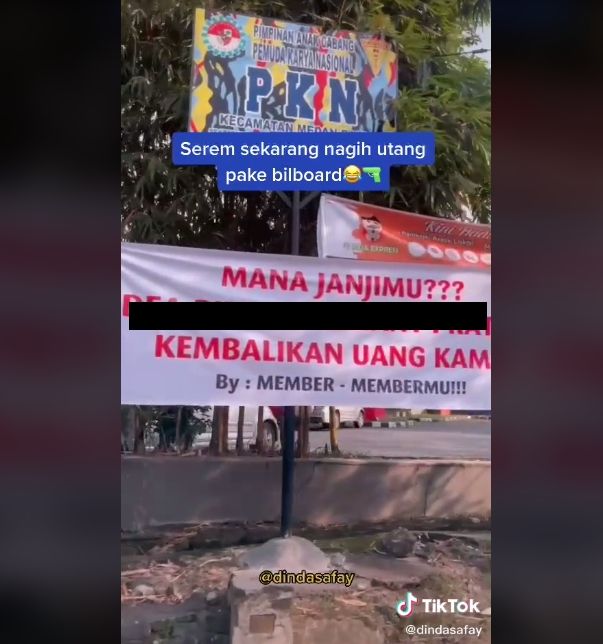 Video spanduk sadis terpampang di pinggir jalan. (TikTok/dindasafay)