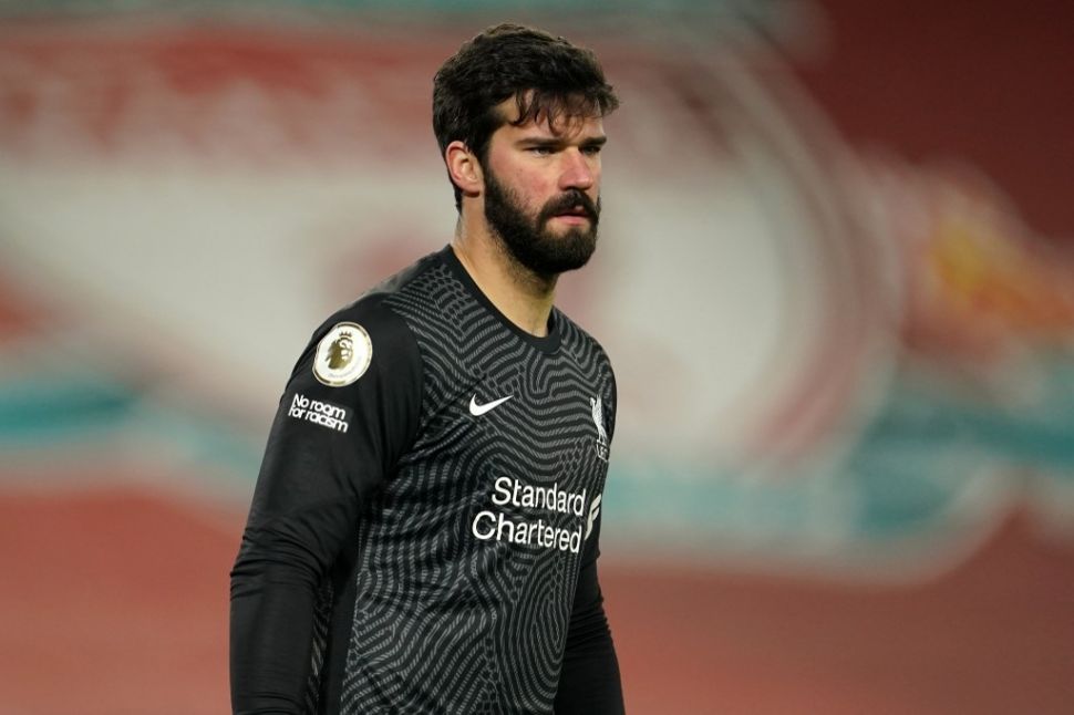 Kiper Liverpool, Alisson Becker tampil pada laga Liga Inggris 2020/2021 kontra Manchester City di Anfield, Senin (8/2/2021). [JON SUPER / POOL / AFP]