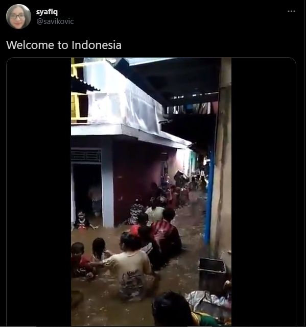 Tabuh ember sambil bersorak, aksi warga terjang banjir bak pawai ini viral (Twitter/savikovic).