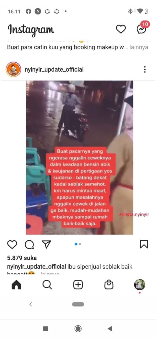 Wanita ini dorong motor dan ditolong penjual seblak (Instagram @nyinyir_update_official)