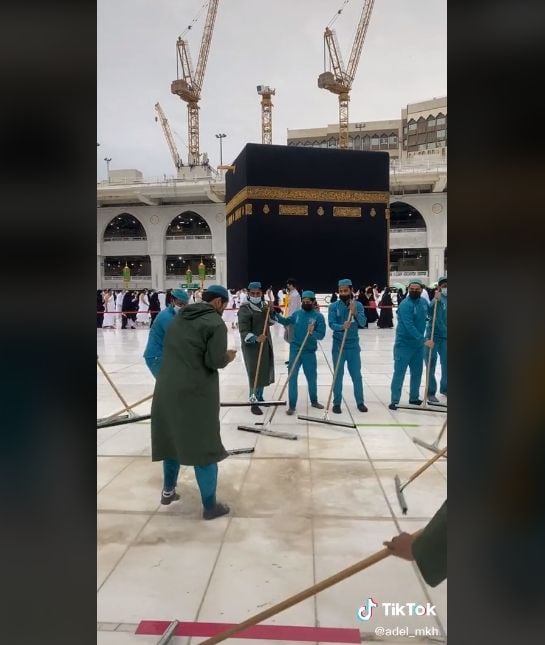 Video aksi cleaning service bersihkan genangan air di area Ka'bah. (TikTok/adel_mkh)