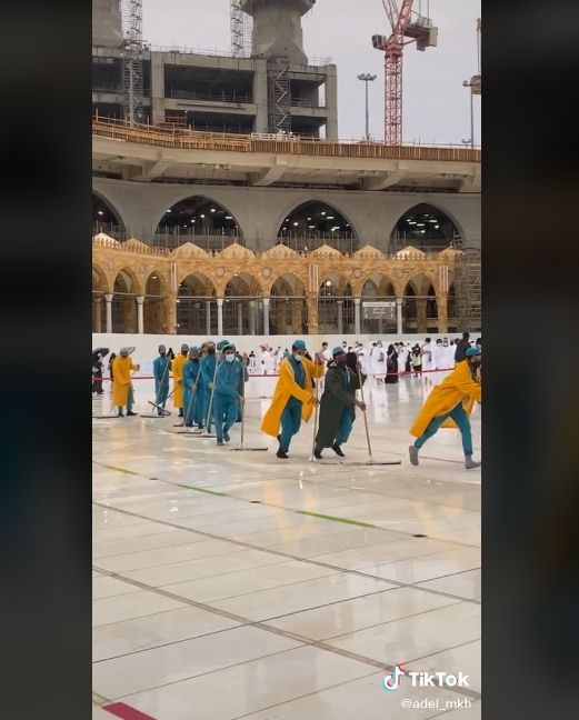 Video aksi cleaning service bersihkan genangan air di area Ka'bah. (TikTok/adel_mkh)