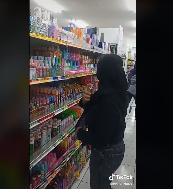 Viral Coba Parfum di Swalayan dan Dikembalikan ke Rak (tiktok.com/@bhukuran38)