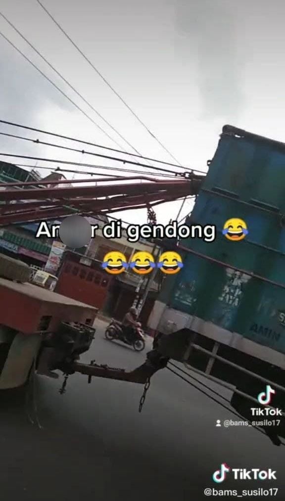 Viral truk jalan mundur bikin bingung. (TikTok/@bams_susilo17)