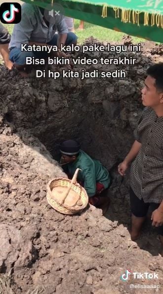 Viral video bocah azan untuk jenazah sang ayah. (Tiktok/@elisaaaac)