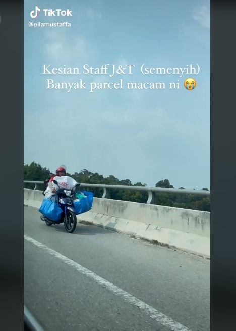 Aksi kurir bawa paket kelewat banyak. (TikTok/ellamustaffa)