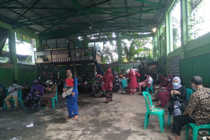 Mempelai berpose di depan keluarga saat menggelar resepsi pernikahan di Depo Pengolahan Sampah Duren Sawit, Jakarta Timur, Rabu (10/2/202). (ANTARA/Andi Firdaus).