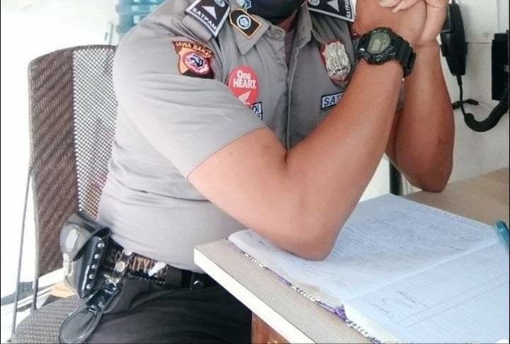 Satpam di Rumah Sakit Umum Tenriawaru Kabupaten Bone mirip polisi / [SuaraSulsel.id / Facebook Azhar]