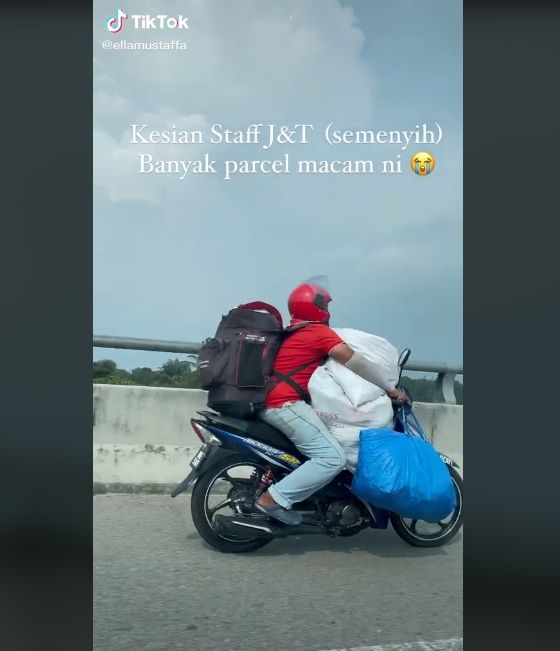 Aksi kurir bawa paket kelewat banyak. (TikTok/ellamustaffa)